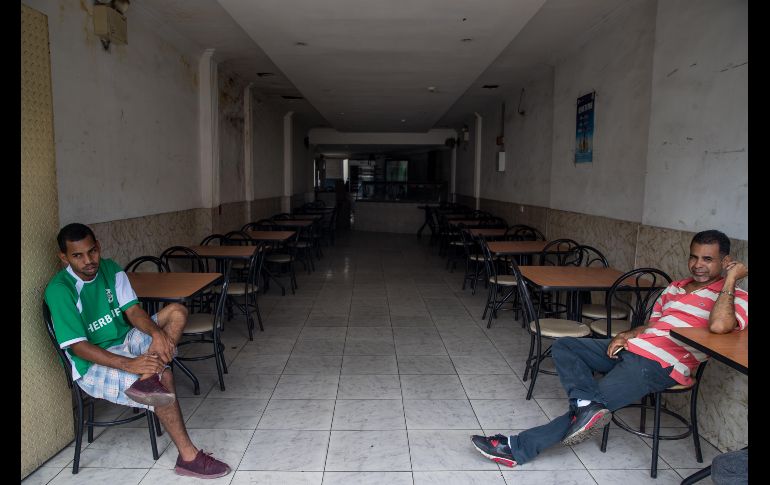 Trabajadores de un restaurante esperan clientes a pesar de un apagón en Caracas, Venezuela. Gran parte de Caracas y zonas de estados vecinos se quedaron hoy sin luz por una falla eléctrica en una subestación. EFE/M. Gutiérrez