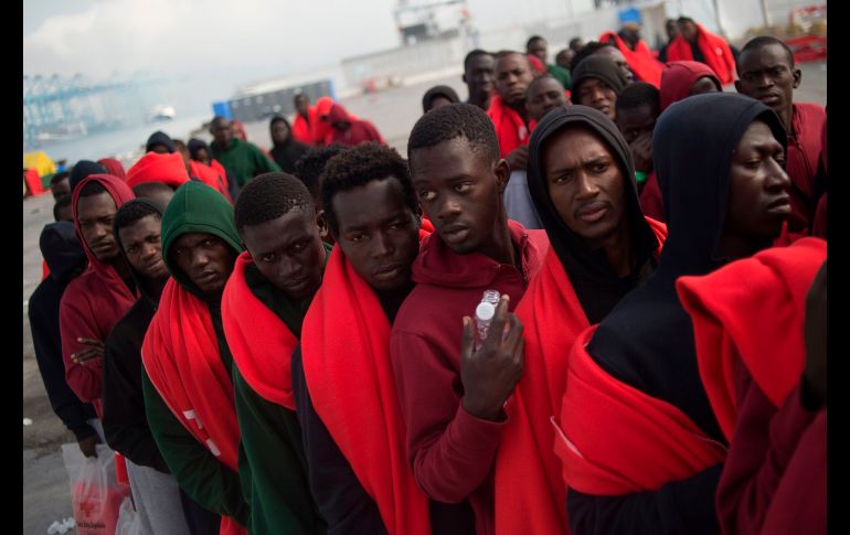 Migrantes rescatados en el mar aguardan en el puerto de Algeciras, España, para ser transferidos. AFP/J. Guerrero