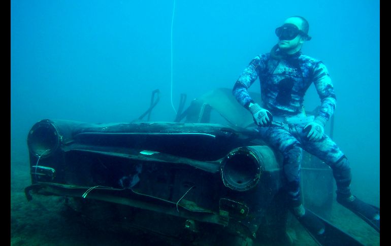 Un buzo se ve junto a un tanque sumergido cerca de Sidón, en la costa libanesa. Activistas sumergieron varios tanques viejos de las Fuerzas Armadas libanesas para reusarlos para desarrollar un nuevo hábitat de vida marina. AFP/I. Chalhoub