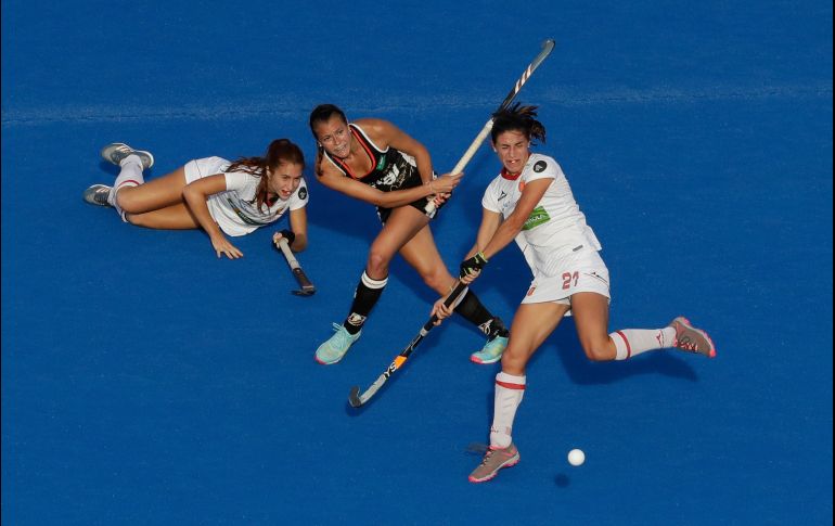 La alemana Selin Oruz (c) disputa una pelota con la española Beatriz Pérez (d), durante un partido de cuartos de final de la Copa Mundial de Hockey femenil en Londres, Inglaterra. AP/M. Dunham