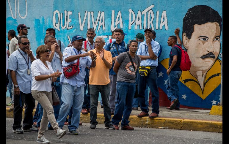 Trabajadores de empresas estatales protestan para exigir mejoras salariales en Caracas, Venezuela, en medio de la grave crisis económica del país. EFE/M. Gutiérrez