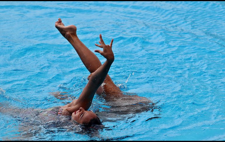 Las mexicanas Karem Achach y Nuria Diosdado presentan la rutina de dueto libre del nado sincronizado de los Juegos Centroamericanos y del Caribe de Barranquilla, en Colombia, con la cual ganaron el oro. EFE/L. Muñoz