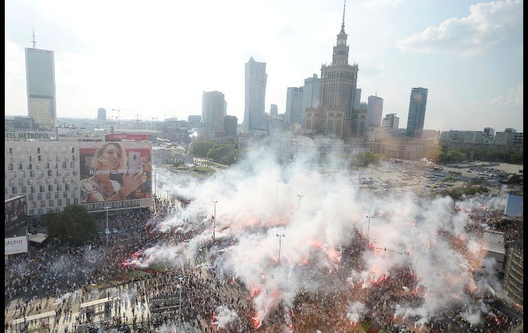 Habitantes conmemoran el 74 aniversario del levantamiento de Varsovia contra los ocupantes alemanes, en un acto en el centro de la capital polaca. AP/C.  Sokolowski