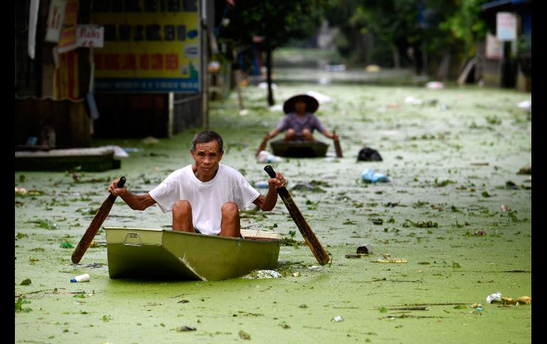 Las inundaciones en Hanói, Vietnam, provocan que habitantes se trasladen en botes. Fuertes lluvias en los pasados 10 días han dejado inundaciones. AFP/N. Nguyen