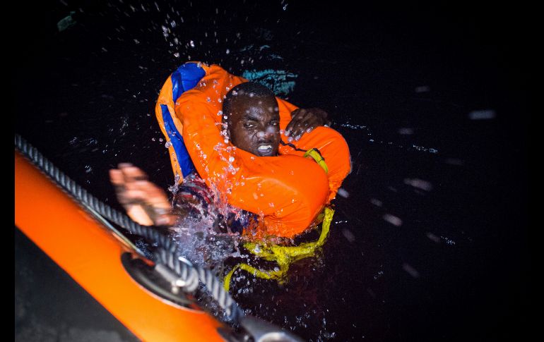 Un migrante nada hacia un barco de rescate cerca de la costa libia. La organización Open Arms salvó a 82 personas en un operativo en las últimas horas. AP/V. Nicolosi