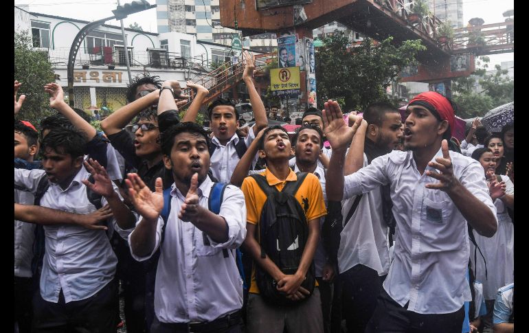 Estudiantes bloquean una calle durante una protesta en Dacca, Bangladesh, tras la muerte de dos universitarios en un accidente por un autobús que iba a exceso de velocidad. AFP/M. Uz Zaman