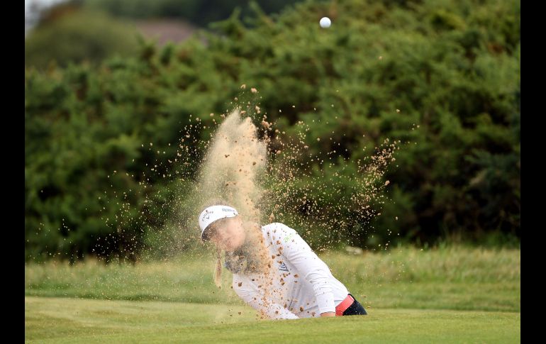 La alemana Sandra Gal compite en el primer día del Abierto Británico de golf femenil en Lytham & St. Annes, Inglaterra. AFP/P. Ellis