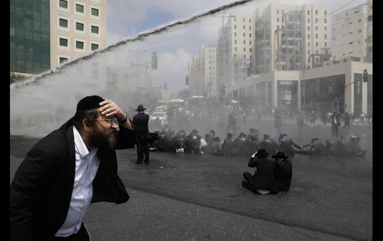 Judíos ultraortodoxos protestan en Jerúsalen en contra del arresto de un fiel acusado de evitar el servicio militar. AFP/M. Kahana