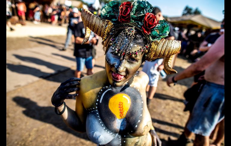 Una asistente al Wacken Open Air, el mayor festival mundial de heavy metal, en Wacken, Alemania. EFE/ S. Suki