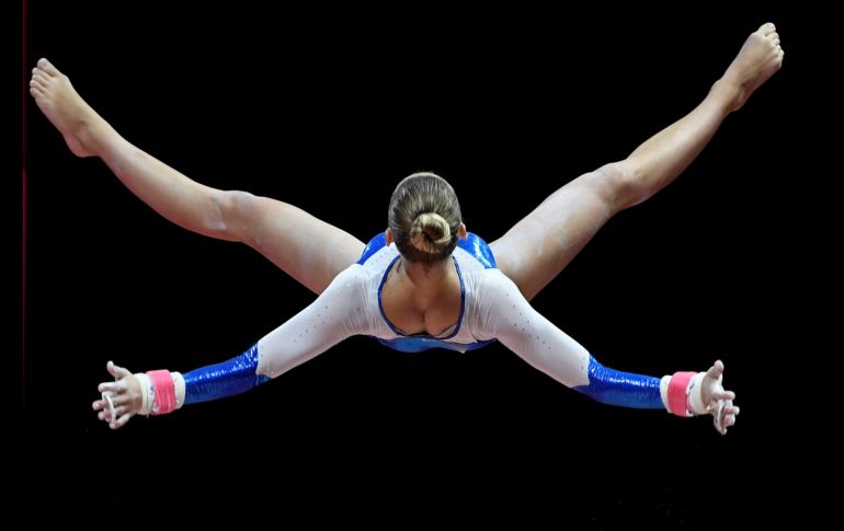 La chipriota Anastasia Theocharous compite en barras asimétricas durante las pruebas de clasificación para la final de los Campeonatos Europeos de Gimnasia Artística de Glasgow, Reino Unido. EFE/ W. Oliver