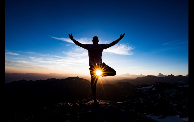 El profesor de yoga Emilien Badoux realiza una postura de yoga al amanecer en la cumbre del monte Fort, a tres mil 329 metros sobre el nivel del mar, en los Alpes Suizos entre Nendaz y Verbier. EFE/J. Bott