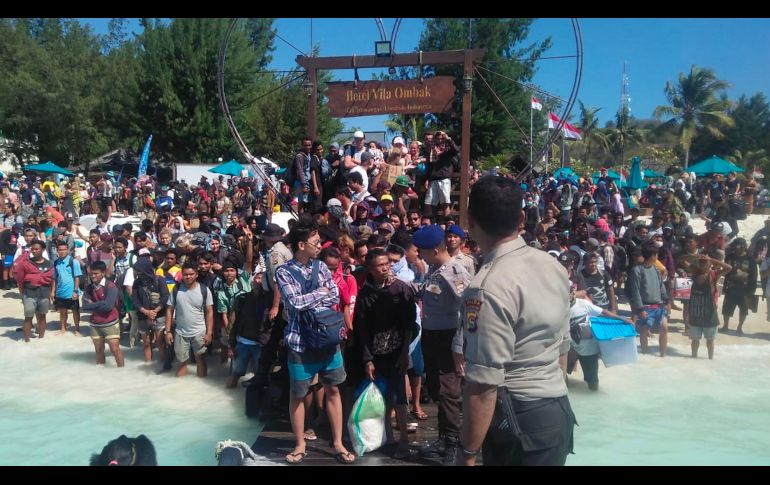 Turistas intentan salir de Gili Trawangan, al norte de Lombok. Miles de personas buscaban abandonar la isla.