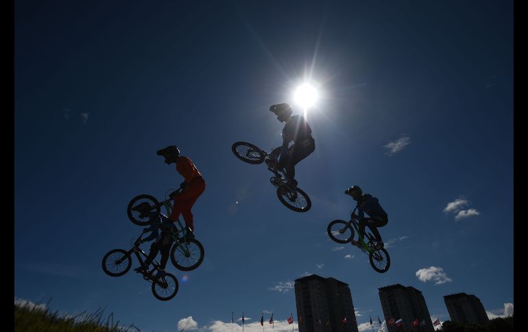 Competidores participan en una ronda clasificatoria de BMX, en el marco de los campeonatos europeos en Glasgow, Escocia. AFP/A. Buchanan