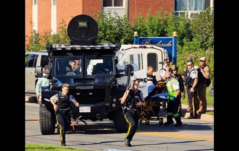 Policías vigilan la zona de un tiroteo en Fredericton, Canadá, el cual  dejó al menos cuatro muertos, incluidos dos agentes. AP/The Canadian Press/K. Minchin