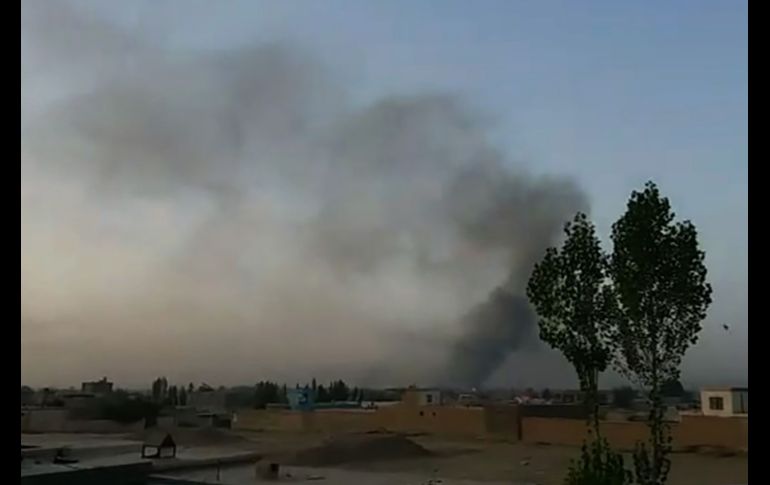 Humo se eleva tras un ataque de los talibanes en Ghazni, Afganistán. Al menos un soldado ha muerto y otros siete han resultado heridos en los combates en la ciudad. AFP/AFPTV