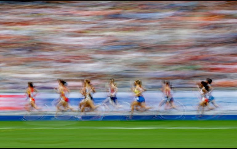 Atletas compiten en una prueba eliminatoria de los mil 500 metros femenil en el Campeonato de Europa de Atletismo en Berlín. AP/M. Schrader