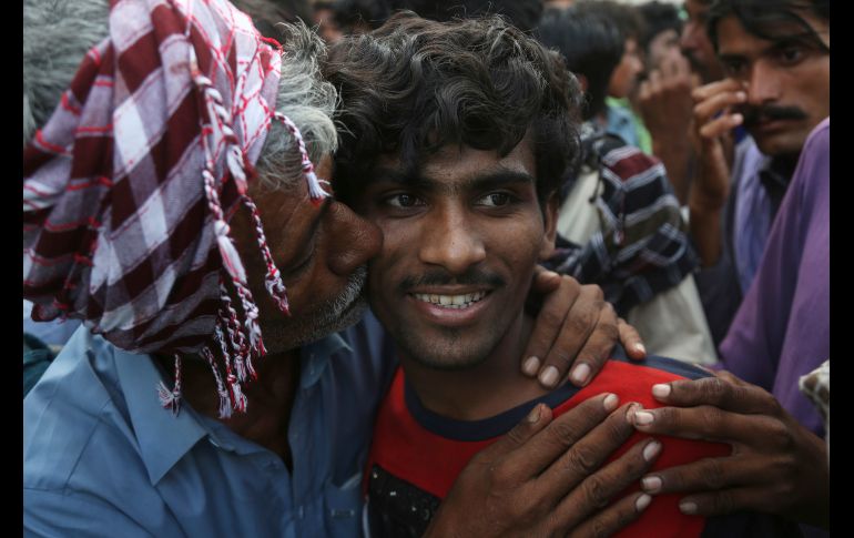 Un pescador (c) es recibido por familiares en la estación de tren de Karachi, Pakistán, tras ser liberado. En un gesto de buena voluntad, el gobierno de la India liberó a 14 pescadores que habían sido detenidos por violar sus aguas territoriales. AP/S. Adil