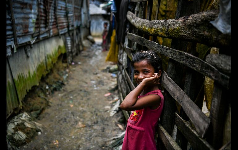 Una niña rohinyá sonríe en el campamento de refugiados Kutupalong en Ukhia, Bangladesh. AFP/C. Khanna