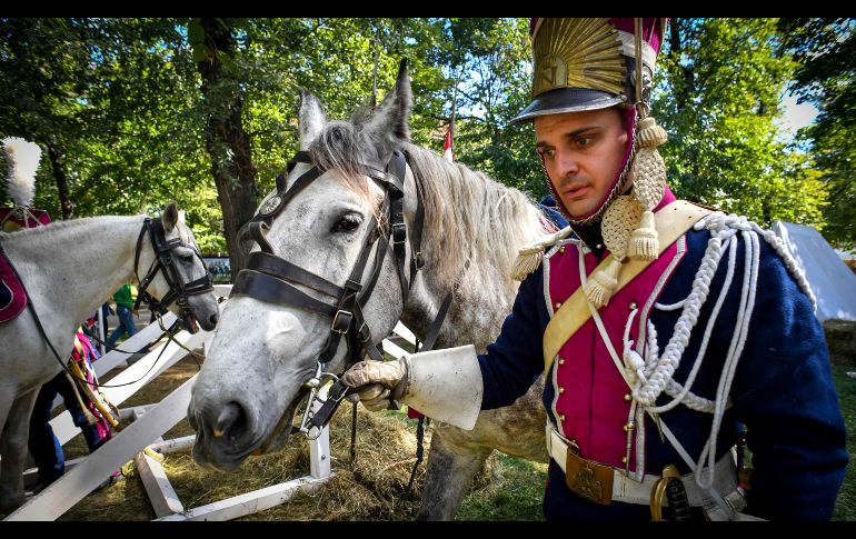 Un hombre en atuendo de soldado francés de 1812 participa en un festival histórico en Moscú, Rusia. AFP/Y. Kadobnov