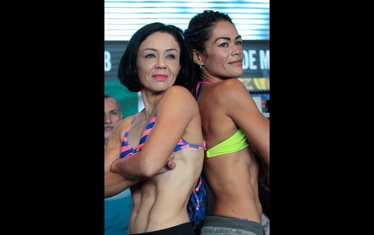 La boxeadora mexicana Jackie Nava (i) y la boxeadora venezolana Alys Sánchez (d) posan durante la ceremonia de pesaje en el foro de la Arena Ciudad de México, previo a su pelea del sábado. EFE/M. Guzmán