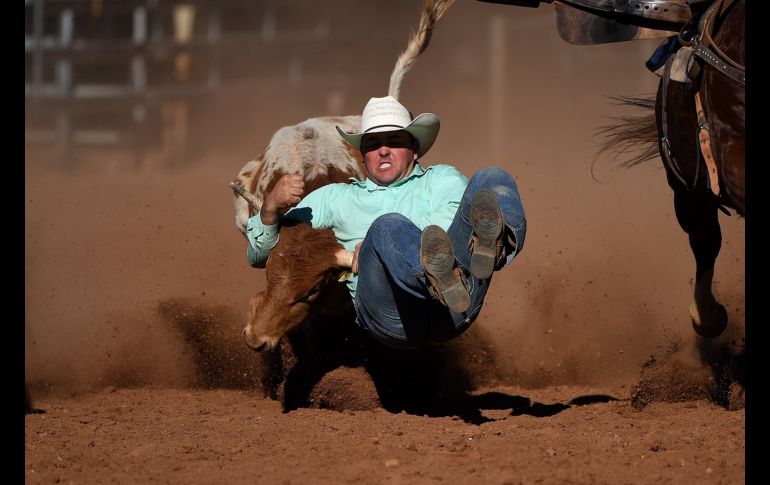 Un participante compite en el Rodeo 