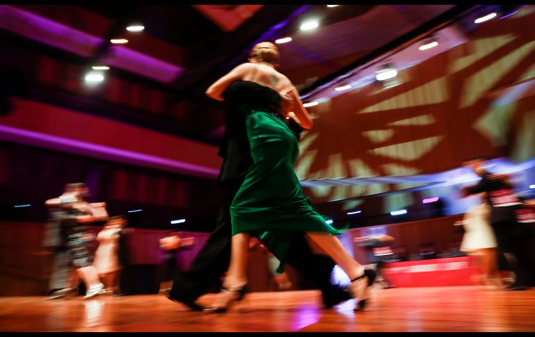 Parejas participan en la fase de clasificación para las finales del Mundial de Tango que se celebra del 11 al 22 de agosto, en Buenos Aires, Argentina. EFE/D. Fernández