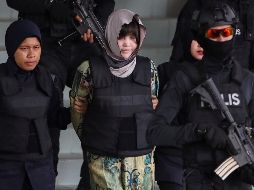 La ciudadana vietnamita Doan Thi Huong (c), detenida en conexión con el asesinato de Kim Jong-Nam, es escoltada por la policía a las puertas del Tribunal Superior de Shah Alam en Indonesia. EFE/F. Ismail