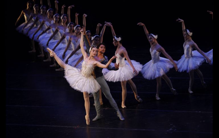 Bailarinas de la compañía Nacional de Danza ensayan el espectáculo El Lago de Los Cisnes en el Palacio de Bellas Artes, en Ciudad de México. La pieza se presentará a partir de hoy y las localidades se encuentran prácticamente agotadas. EFE/S. Gutiérrez