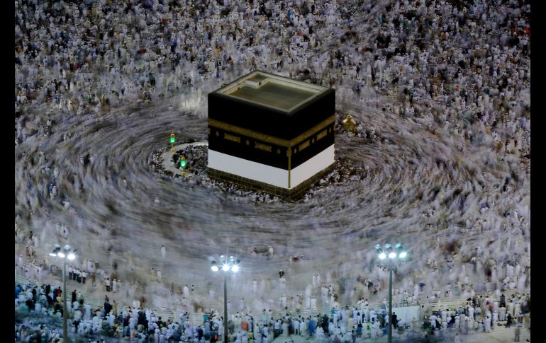 Peregrinos musulmanes rodean la Kaaba mientras oran en la Gran Mezquita, en el marco de la peregrinación anual al Hajj en La Meca, Arabia Saudita. AP/D. Yasin