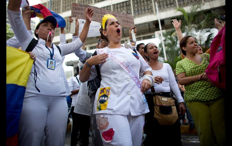 Enfermeras protestan en demanda de un incremento salarial en Caracas, Venezuela. AP/A. Cubillos