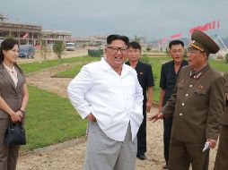 Fotografía cedida por medios norcoreanos que muestra a Kim Jong-un durante su visita a  la zona de Wonsan-Kalma. AFP/KCNA