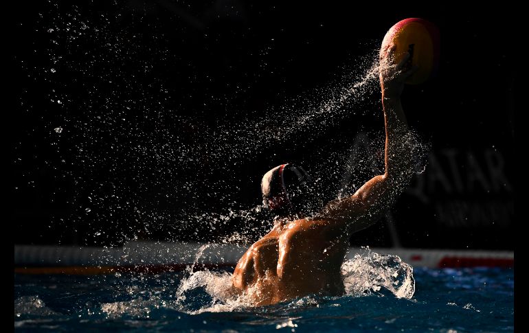 Chan Chun-leung, de Hong Kong, arroja el balón durante un partido de waterpolo en Yakarta, Indonesia, durante los Juegos Asiáticos 2018. AFP/F. Dufour