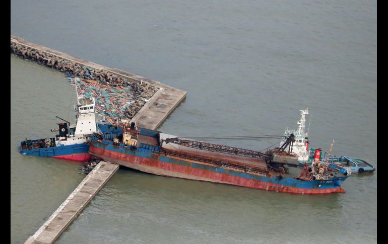 Un barco que chocó con un rompelolas en la ciudad de Nishinomiya.