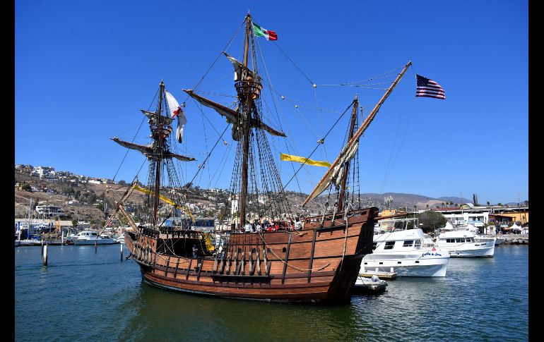 Una réplica funcional del galeón español San Salvador se ve en la bahía de Ensenada, Baja California. En el marco del 476 aniversario de esta ciudad se recuerda el primer buque europeo en llegar a la costa de California en 1542 bajo el comando del explorador Juan Rodríguez Cabrillo. EFE/A. Zepeda