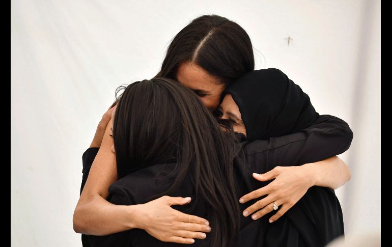 Meghan, duquesa de Sussex, abraza a mujeres durante el lanzamiento del libro de cocina 