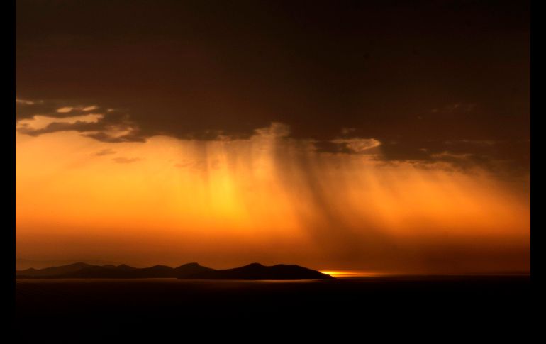 El Sol sale tras un banco de nubes en la isla griega de Sifnos. AFP/L. Gouliamaki