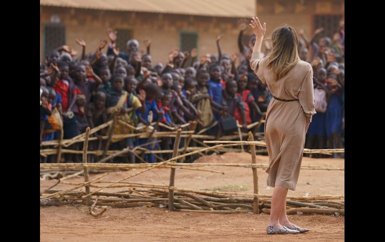 Melania Trump, primera dama estadounidense, saluda en una visita a una primaria en Lilongwe, Malawi, en el marco de un viaje oficial de cinco días. AP/C. Kaster