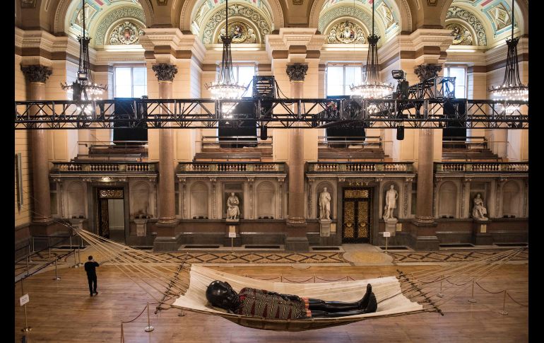 Una marioneta de seis metros de largo yace en una hamaca en St George's Hall, en la ciudad inglesa de Liverpool, previo a la producción de la compañía francesa de teatro callejero Royal de Luxe. AFP/O. Scarff