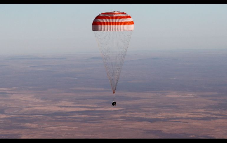 La cápsula espacial rusa Soyuz MS-08 aterriza al sureste de Dzhezkazgan, Kazajistán, en el regreso de tres astronautas de la Estación Espacial Internacional. AP/M. Shipenkov