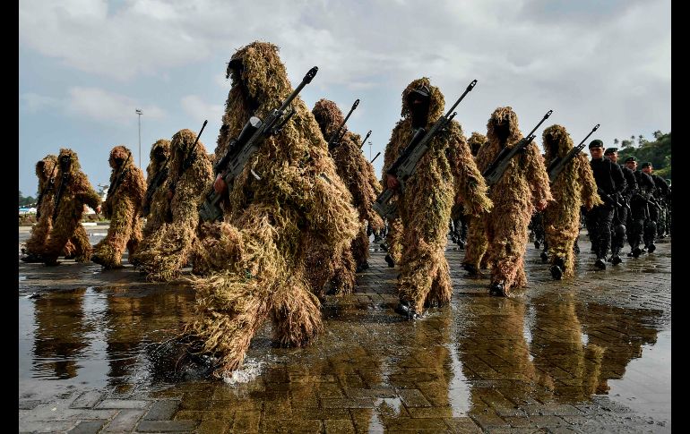 Soldados marchan en el desfile por el 73 aniversario del Ejército indonesio en la isla Sabang. AFP/C. Mahyuddin