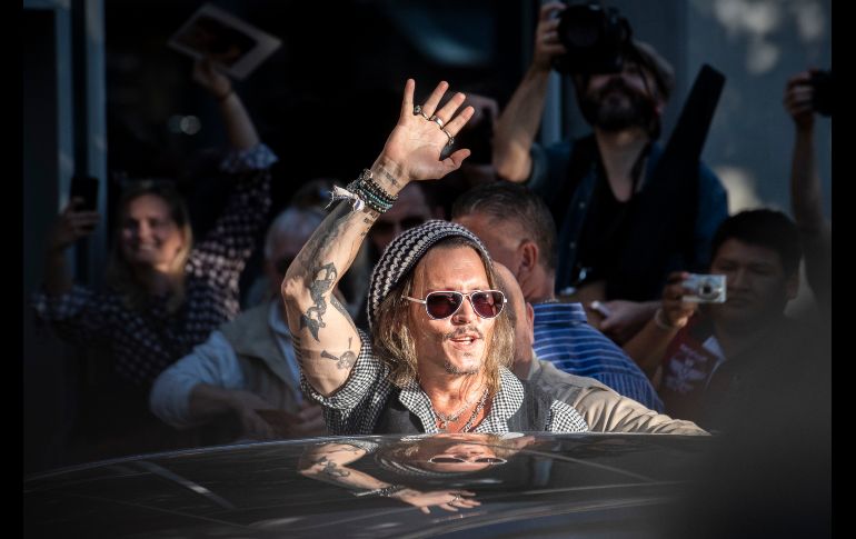 El actor Johnny Depp saluda a su llegada a un evento del Festival de cine en Zurich, Suiza, el cual se realiza del 27 de septiembre al 7 de octubre. AP/Keystone/E. Leanza