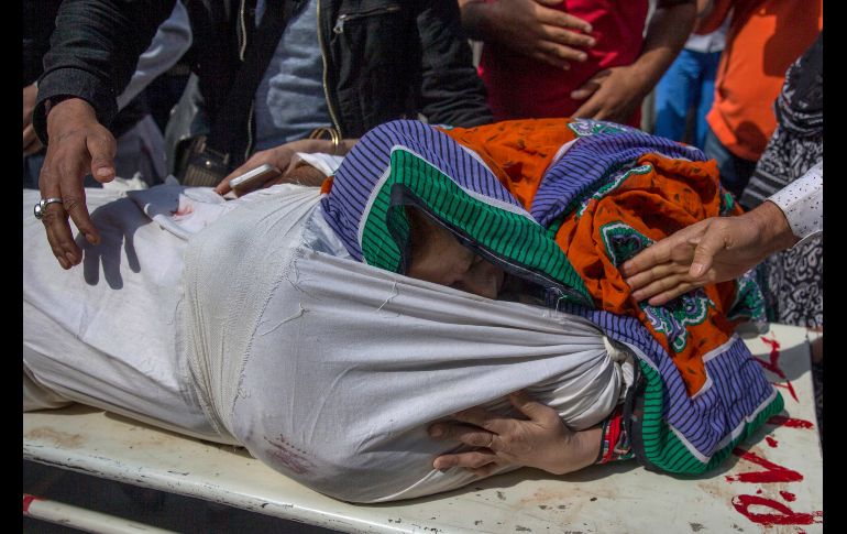 Una cachemira abraza el cuerpo de un familiar en un hospital de Srinagar, India. La Policía informó que presuntos repeldes mataron a dos activistas afiliados a un grupo cachemir pro India. AP/D. Yasin