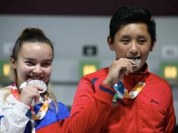 Anastasiia Dereviagina y Edson Ramírez muerden la medalla conseguida. El oro fue para Enkhmaa Erdenechuluun y Zalan Pekler. NTX /