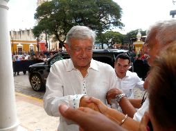 El presidente electo Andrés Manuel López Obrador saluda a la gente a su llegada al encuentro con los gobernadores del sureste del país. SUN/Y. Xolalpa