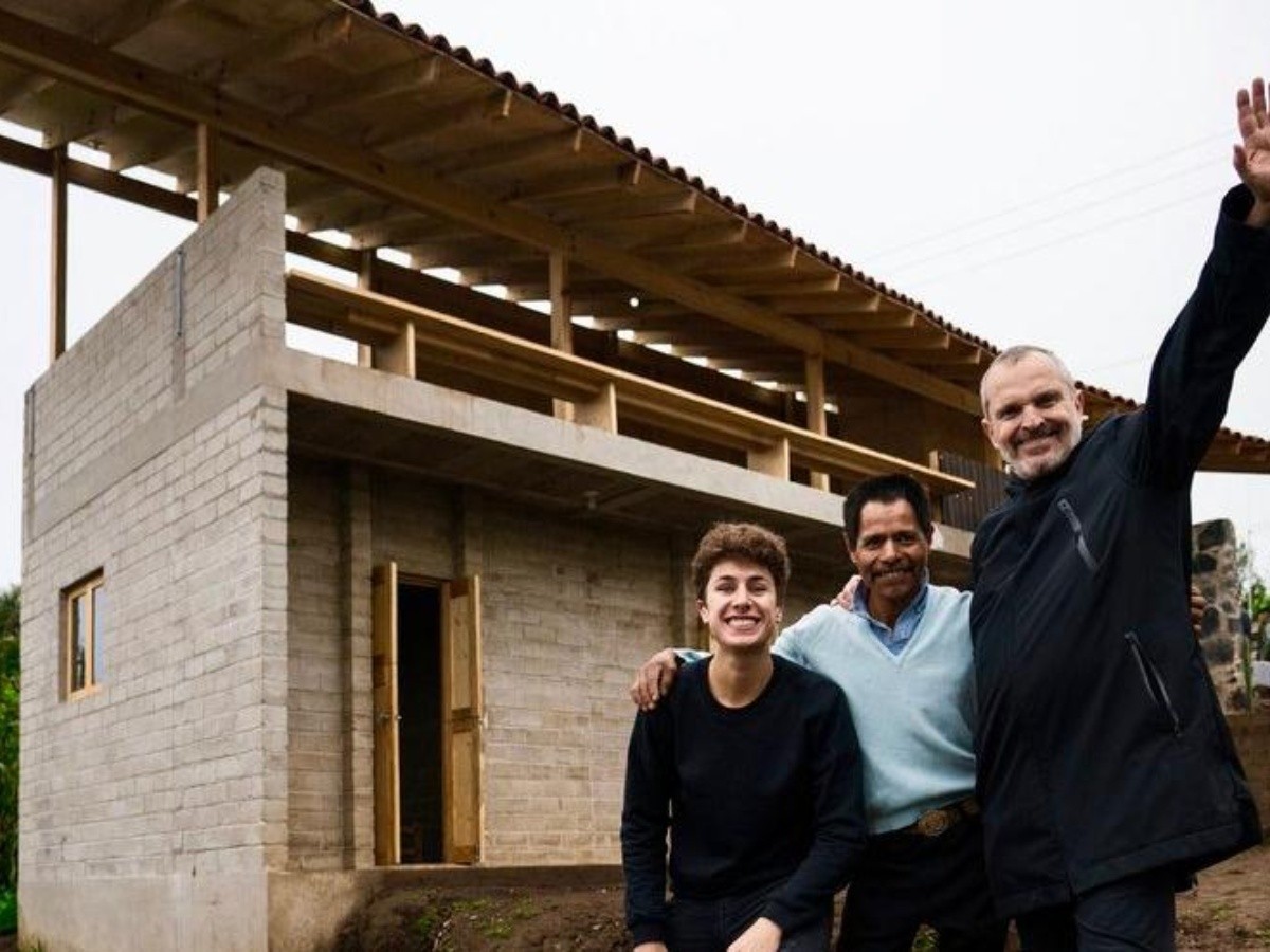 Juanpa Zurita y Miguel Bosé entregan casas a damnificados por sismos | El  Informador