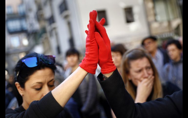 Representantes de instituciones de Navarra y ciudadanos se concentran en silencio en la plaza Consistorial de Pamplona, España, para condenar la muerte de una vecina de la ciudad, en lo que parece ser un nuevo crimen machista. EFE/V. López