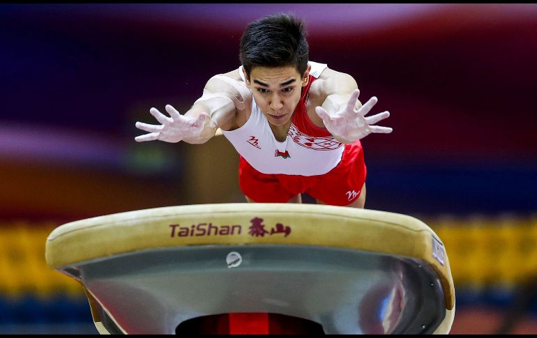 El bielorruso Dzianis Sanuvonh compite en el salto de caballo durante el primer día del campeonato de gimnasia artística 48th en Doha, Qatar. AFP/K. Jaafar