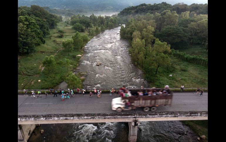 Migrantes avanzan en caravana cerca de Mapastepec, Chiapas, en su trayecto rumbo a Estados Unidos. AFP/G. Arias