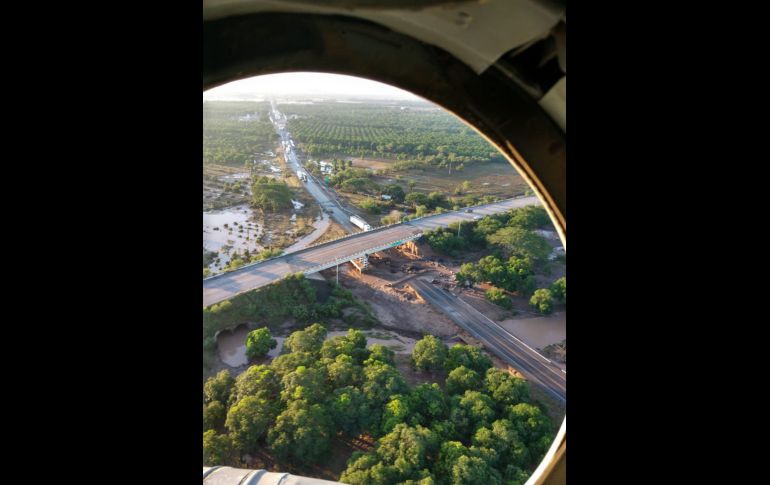 Un tramo carretero dañado tras el desbordamiento del río Acaponeta. TWITTER@LUISFELIPE_P