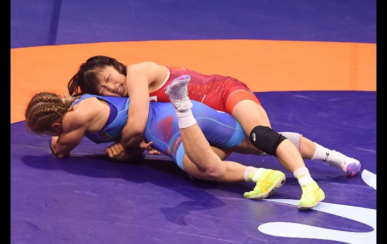 Yui Susaki (de rojo), de Japón, y Mariya Stadnik, de Azerbaiyán, disputan la final de lucha en la categoría de 50 kilos, en los campeonatos mundiales de lucha grecorromana en Budapest, Hungría. AFP/A. Kisbenedek